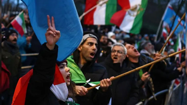 অভূতপূর্ব ‘কিল সুইচ’: যে কৌশলে স্টারলিংকের ইন্টারনেটও ঠেকিয়ে দিল ইরান