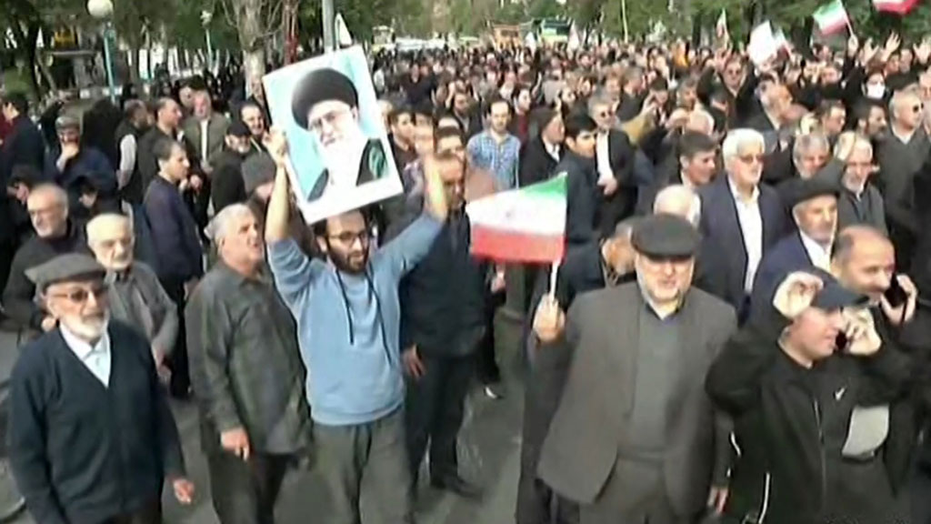 বিক্ষোভ মোকাবিলায় ইরান কেন আগের মতো কঠোর হচ্ছে না