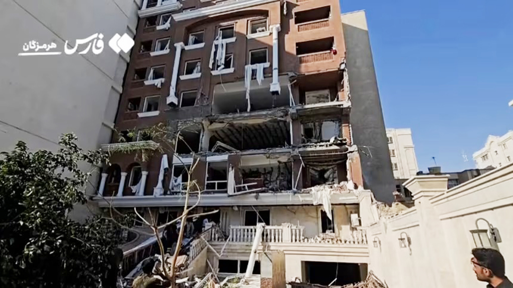 ইরানের বন্দর আব্বাসে ভয়াবহ বিস্ফোরণ, নিহত ১