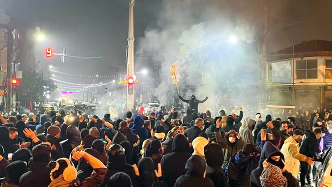 বিক্ষোভ দমনে হিমশিম ইরান, নিরাপত্তা বাহিনীর শতাধিক সদস্য নিহতের দাবি