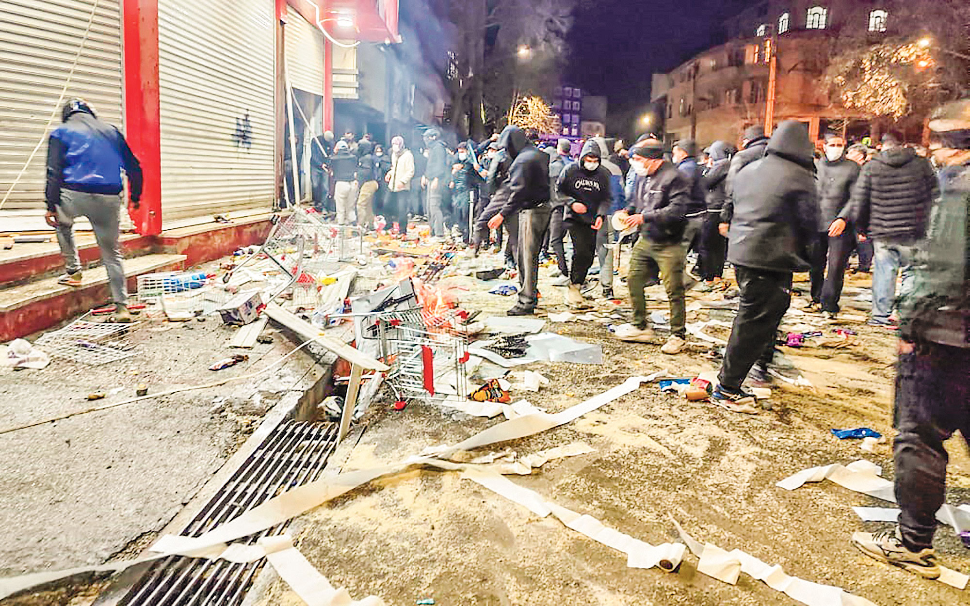 ফাটা বাঁশের চিপায় ইরান