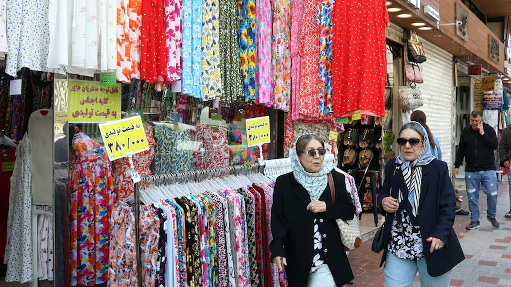 তীব্র অর্থনৈতিক সংকটে বেকায়দায় ইরানের সাধারণ মানুষ