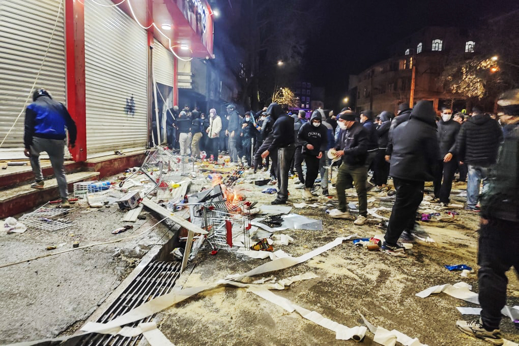 সামাজিক বিপ্লবের দ্বারপ্রান্তে ইরান, সত্তর দশকের চীনের প্রতিচ্ছবি দেখছেন বিশ্লেষকেরা