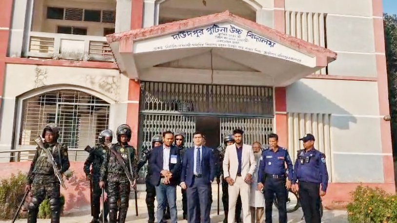 রূপগঞ্জে নিজ গ্রামের ভোটকেন্দ্র পরিদর্শন করলেন নির্বাচন কমিশনার