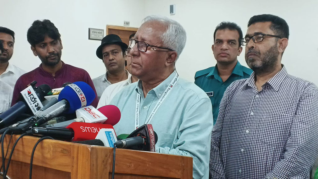 মেরুদণ্ড না থাকলে কীভাবে সোজা হয়ে দাঁড়িয়ে আছি, প্রশ্ন ইসি সচিবের