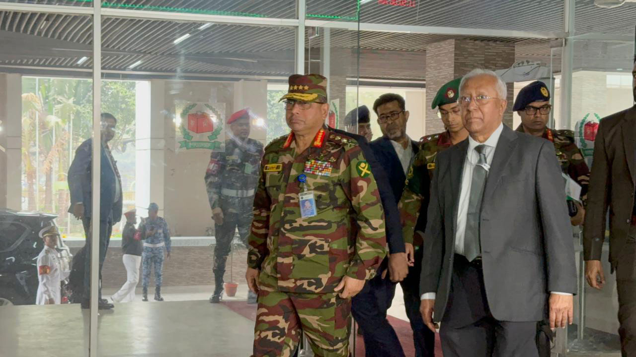 ভোটের আগে তিন বাহিনী প্রধানের সঙ্গে ইসির বৈঠক