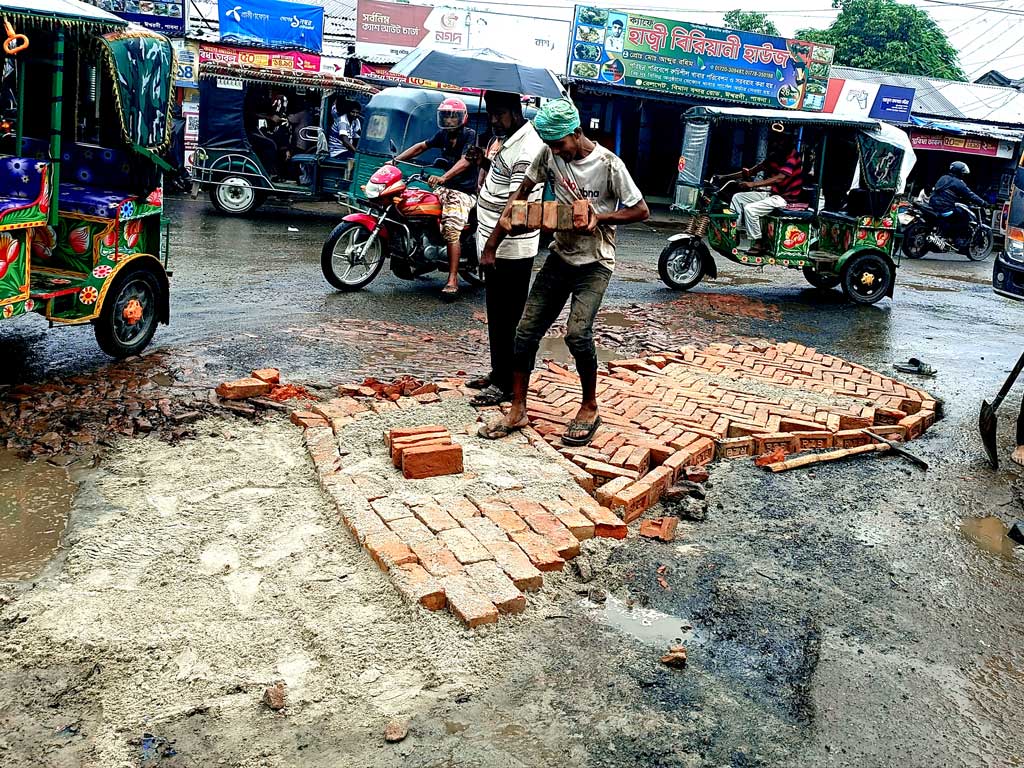 ঈশ্বরদী-বানেশ্বর আঞ্চলিক মহাসড়ক: সংস্কারকাজ শেষ হওয়ার ২ বছরেই আবার গর্ত