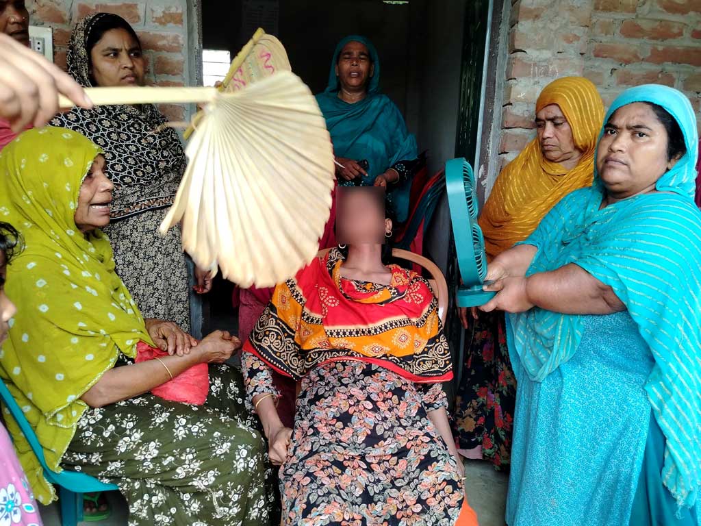 শিক্ষার্থীকে শাসনের জেরে স্কুলে হামলা, নারী শিক্ষককে টেনেহিঁচড়ে রাস্তায় নিয়ে মারধর