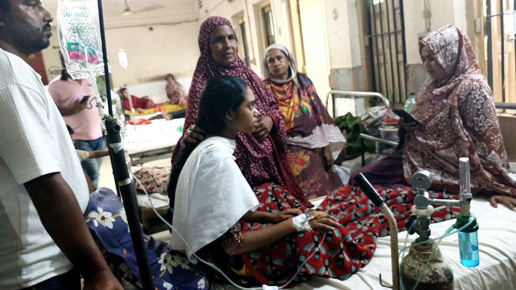 ঈশ্বরদীতে হঠাৎ অসুস্থ অর্ধশত স্কুলছাত্রী