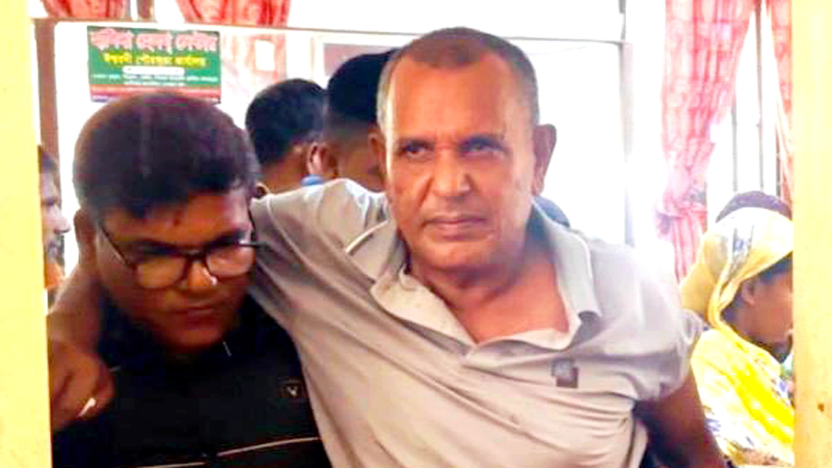 সরকারি চাল বিক্রির কার্ড না পেয়ে প্যানেল চেয়ারম্যানকে ছুরিকাঘাত