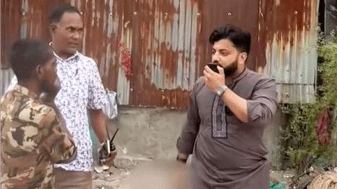 অস্ত্র হাতে মাদকবিরোধী অভিযানে প্রতিমন্ত্রী ইশরাক, দিলেন যে ব্যাখ্যা