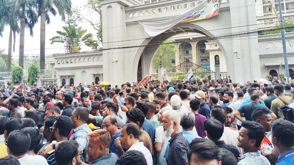 নগরভবনের সামনে ইশরাক সমর্থকদের ফের অবস্থান, যান চলাচল ব্যাহত