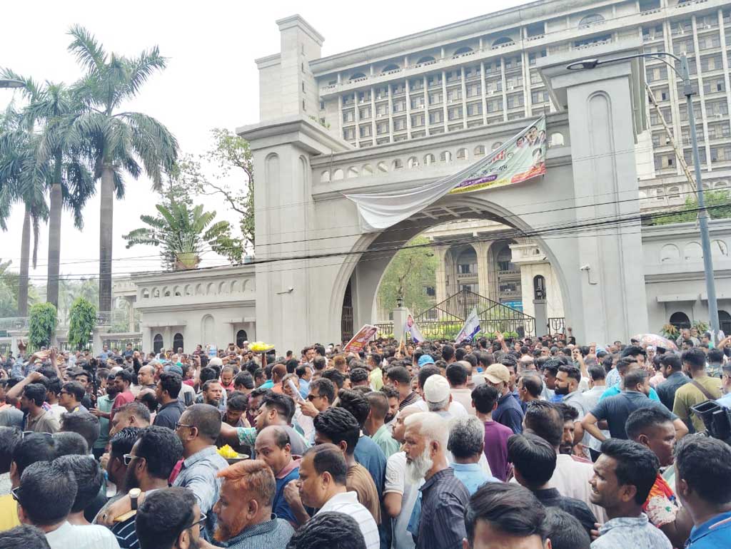 তৃতীয় দিনের মতো নগর ভবনের সামনে ইশরাক সমর্থকদের অবস্থান। ছবি: আজকের পত্রিকা