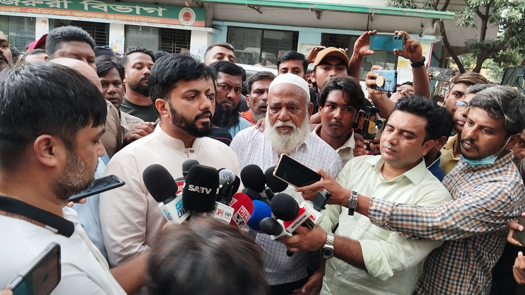 নগর ভবনে সংঘর্ষে আহতদের দেখতে হাসপাতালে ইশরাক হোসেন
