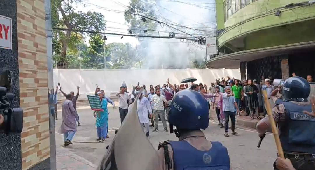 ইসলামী ব্যাংকের সামনে চলছে বিক্ষোভ, টানা আন্দোলনের হুঁশিয়ারি