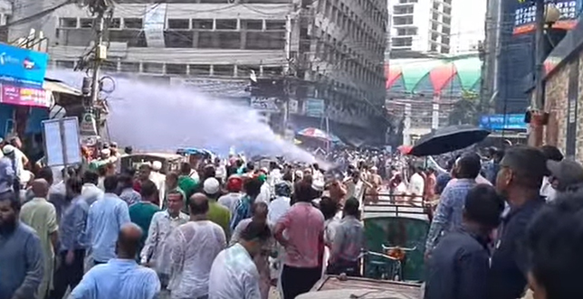 মতিঝিলে ইসলামী ব্যাংক কার্যালয়ের সামনে সংঘর্ষ, পুলিশের সাউন্ড গ্রেনেড-জলকামান নিক্ষেপ