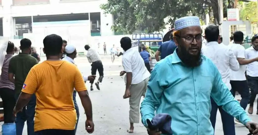 গ্রাহকদের সঙ্গে সংঘর্ষের পর বাংলাদেশ ব্যাংকের সামনে অবস্থান ইসলামী ব্যাংকের চাকরিচ্যুতদের