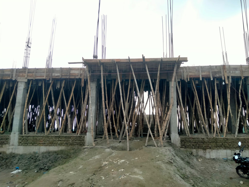বন্যা আশ্রয়কেন্দ্রের ছাদের রড বাঁধায় অনিয়ম, পিআইওর নির্দেশে খুলে আবার বাঁধা হলো