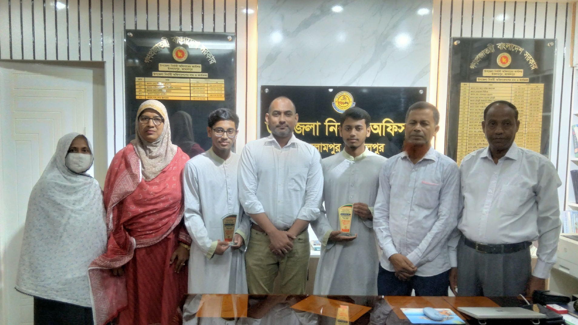 ইসলামপুরে এসএসসিতে সর্বোচ্চ নম্বরপ্রাপ্ত যমজ দুই ভাইকে ইউএনওর ক্রেস্ট প্রদান