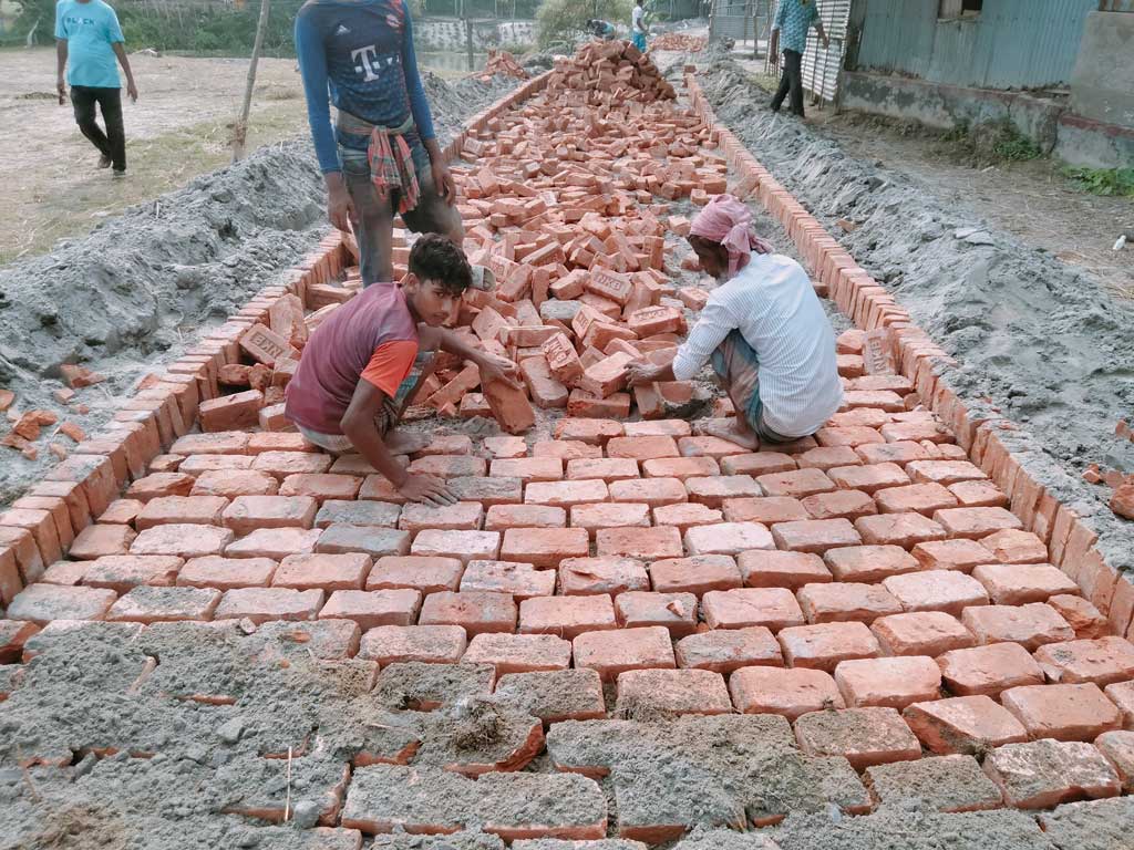 ইসলামপুরে রাস্তা নির্মাণে নিম্নমানের ইট ব্যবহার, অভিযুক্ত যুবদল নেতা
