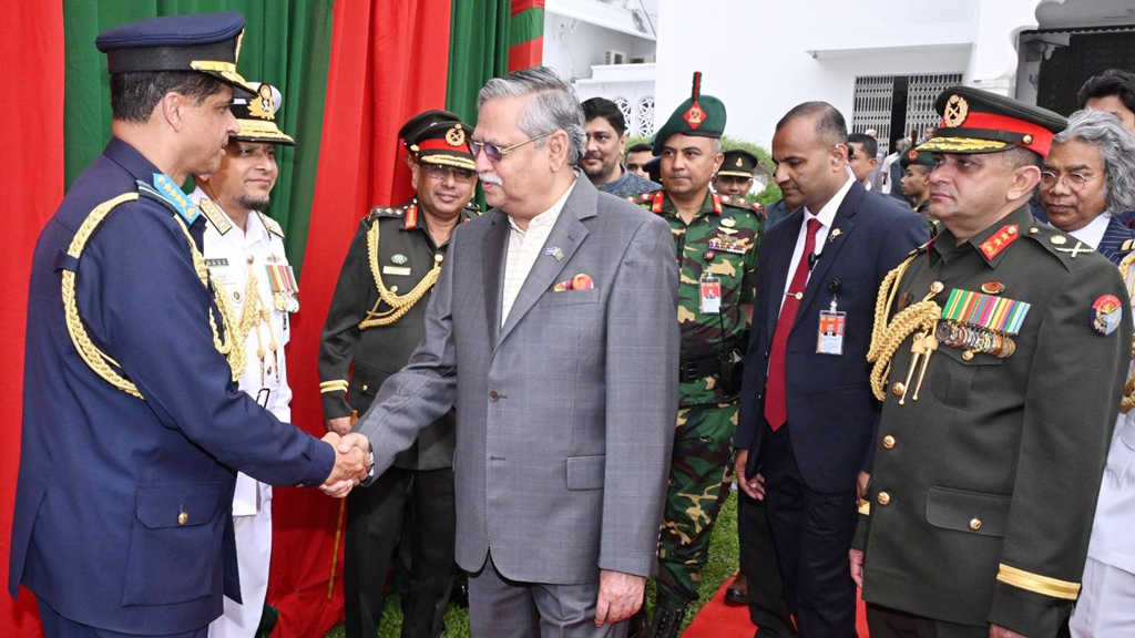 বঙ্গভবনে রাষ্ট্রপতির সঙ্গে তিন বাহিনীর প্রধানদের কুশল বিনিময়