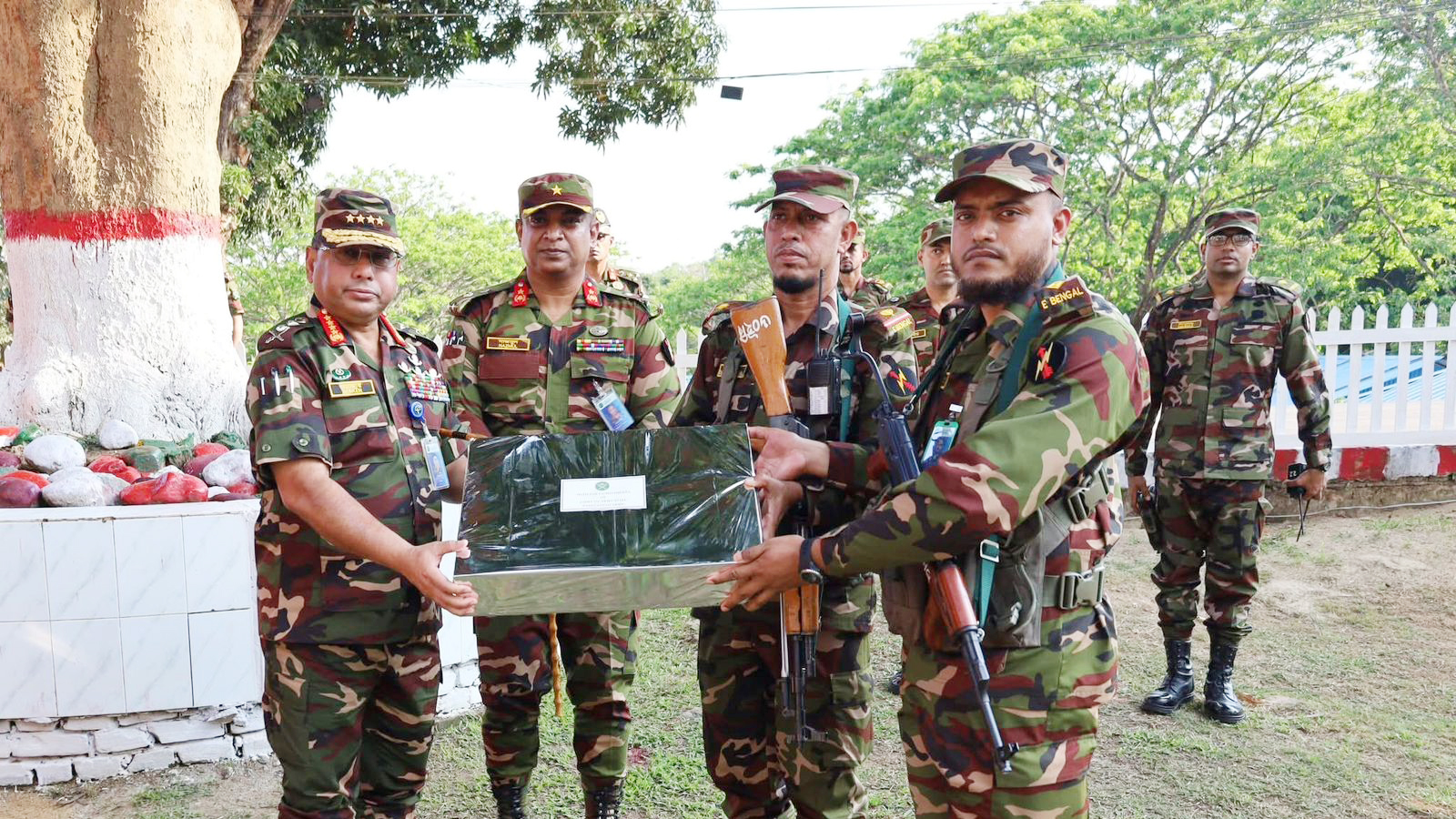 ঈদে রাঙামাটিতে সেনা ক্যাম্প পরিদর্শন করলেন সেনাপ্রধান