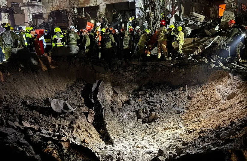 ১২ ঘণ্টায় ইসরায়েলে তিন শতাধিক ক্ষেপণাস্ত্র হামলা ইরানের, নিহত ১