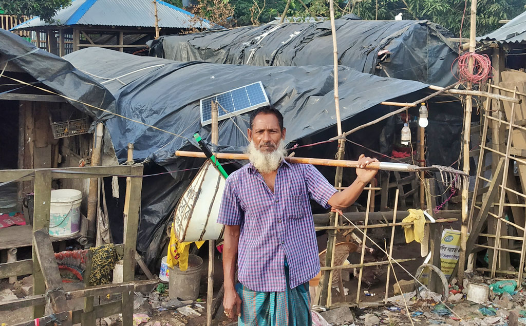 ‘সোনা খুঁজি, রুপা খুঁজি’—হারানো গয়নার সন্ধানে ইস্রাফিল