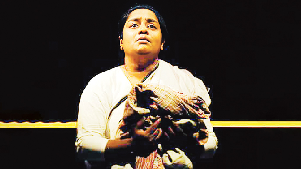 নতুন করে মঞ্চে আসছে ‘দর্পণে শরৎশশী’