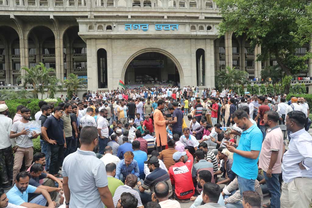 ইশরাককে মেয়রের শপথ পড়ানোর দাবিতে বিক্ষোভ, নগর ভবন এলাকায় যান চলাচল বন্ধ