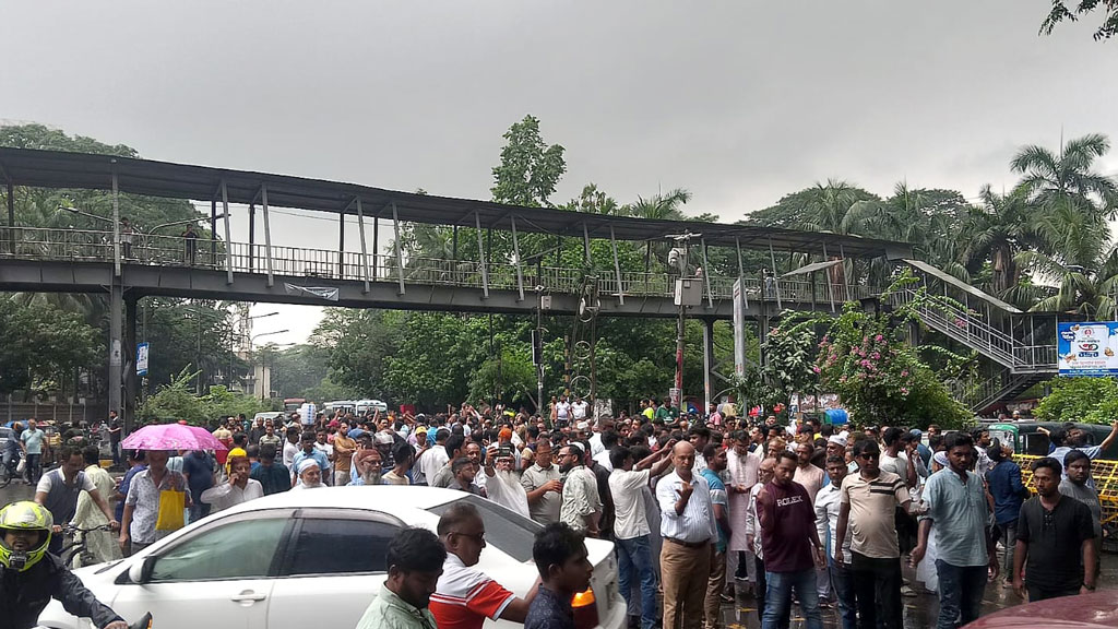 মৎস্য ভবন মোড় অবরোধ করে ইশরাক সমর্থকদের বিক্ষোভ, সুপ্রিম কোর্টে বাড়তি নিরাপত্তা