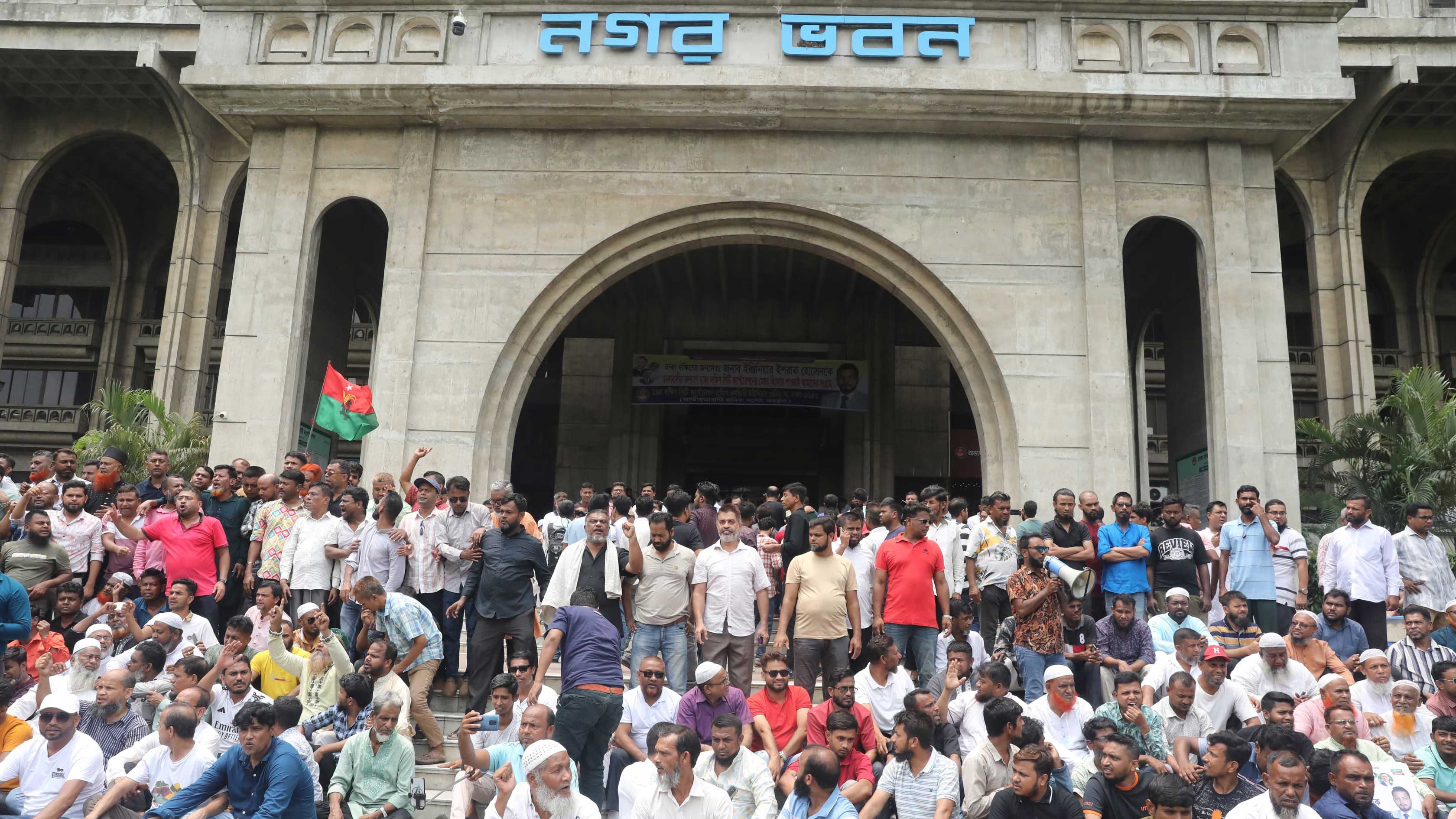 নতুন কর্মসূচি ঘোষণা করে নগর ভবন এলাকা ছাড়লেন বিক্ষোভকারীরা, যান চলাচল শুরু