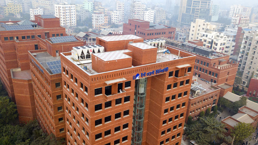 দুই ভবনের মাঝে পড়ে ছিল ইস্ট ওয়েস্ট শিক্ষার্থীর লাশ, ছাদ থেকে পড়া নিয়ে সন্দেহ