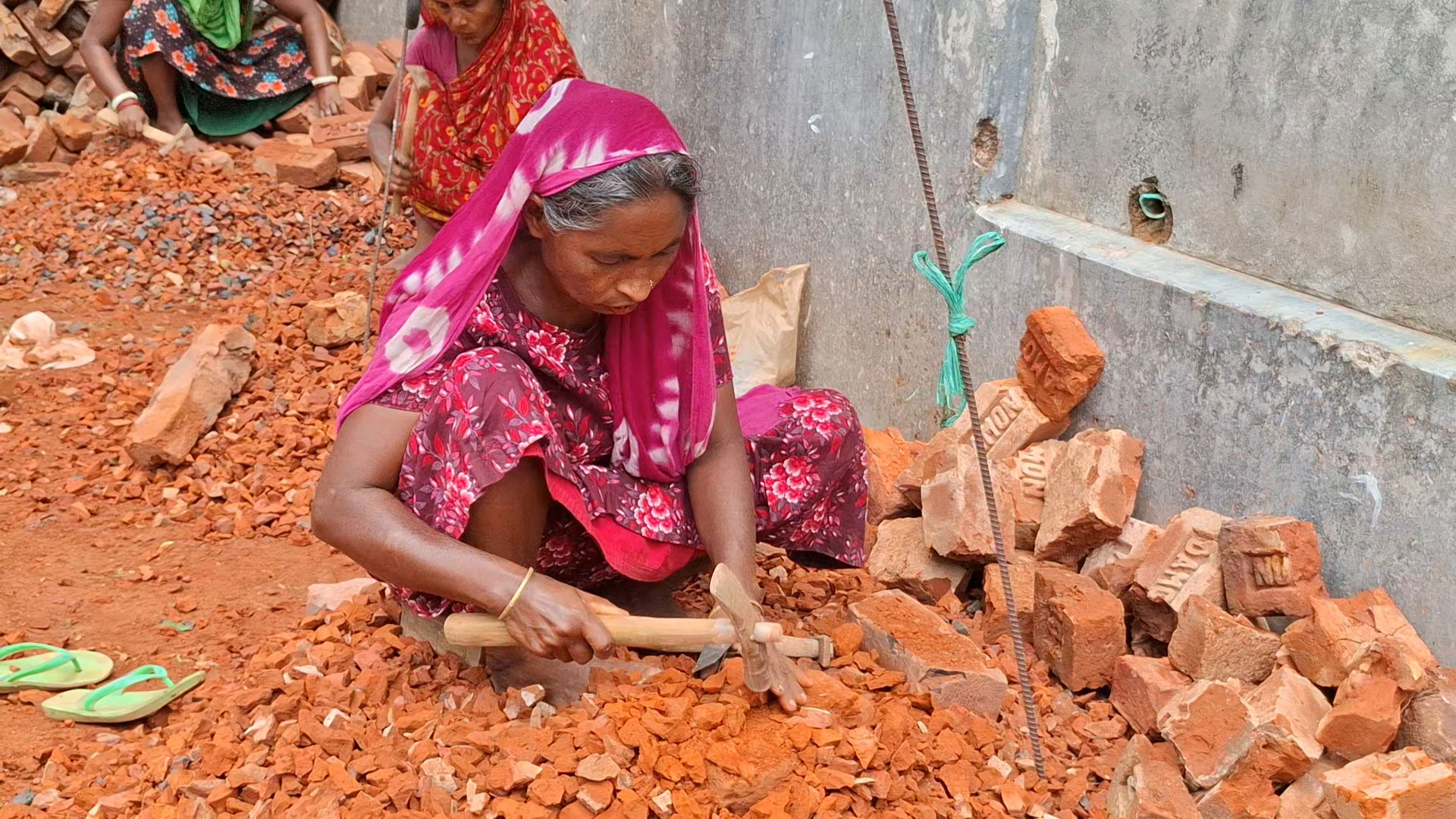 ইট ভাঙলেও জোড়া লাগেনি তাঁদের ভাগ্য