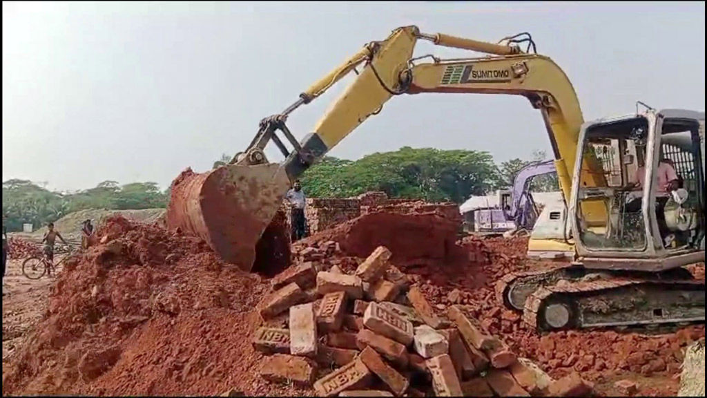 রামগতিতে ১২ ইটভাটা গুঁড়িয়ে দেওয়া হলো, ১৩ টিতে ২১ লাখ টাকা জরিমানা