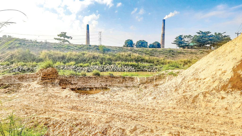 হালদাপাড়ের মাটি ভাটায়, হুমকিতে মৎস্য প্রজনন