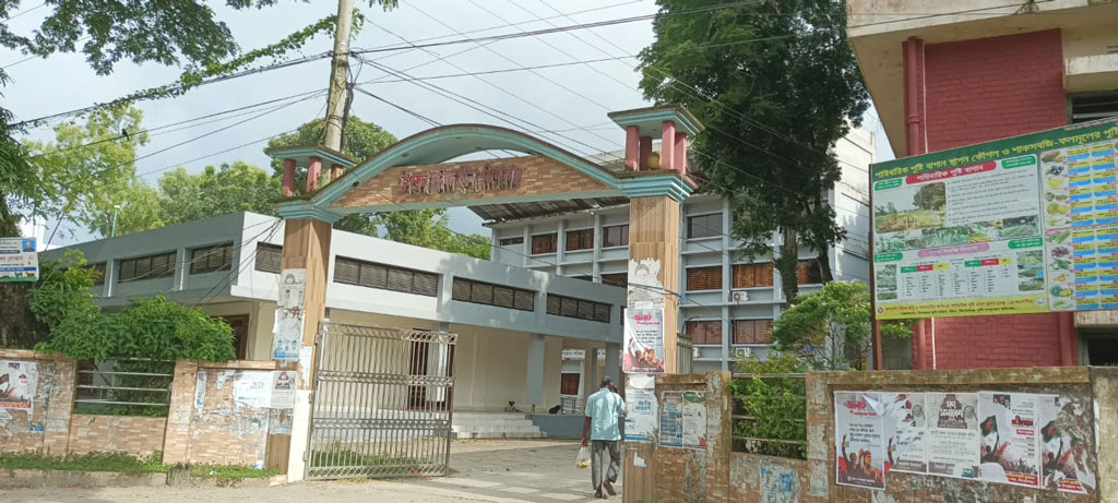 ইটনা স্টেডিয়ামে খেলা বন্ধ করায় ইউএনওর বাসায় হামলা, ৯ পুলিশ-আনসার সদস্য আহত