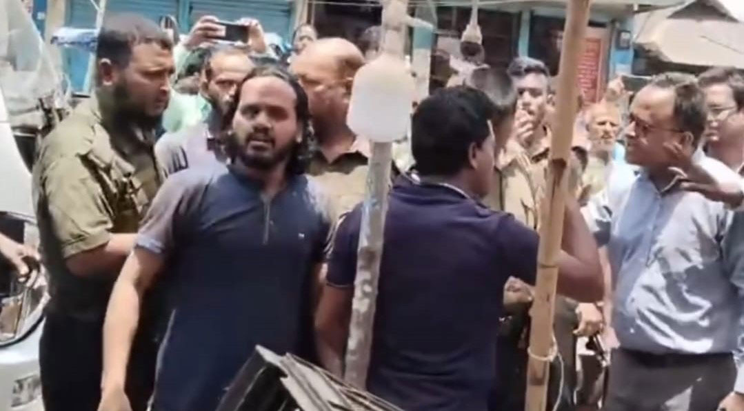 দখলদারদের বিরুদ্ধে অভিযানে ইউএনওর ওপর চড়াও, আটক ১