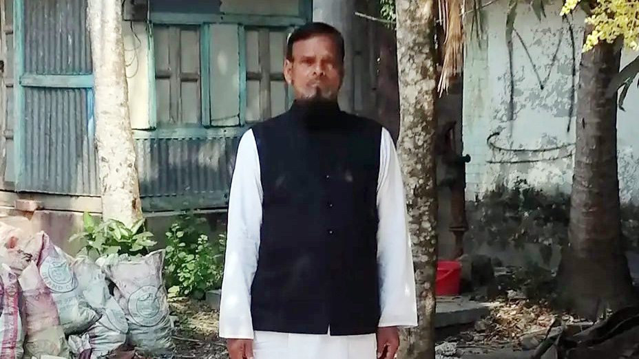 রাস্তায় আগুন জ্বালিয়ে জনমনে আতঙ্ক, টুঙ্গিপাড়ায় সাবেক ইউপি চেয়ারম্যান গ্রেপ্তার