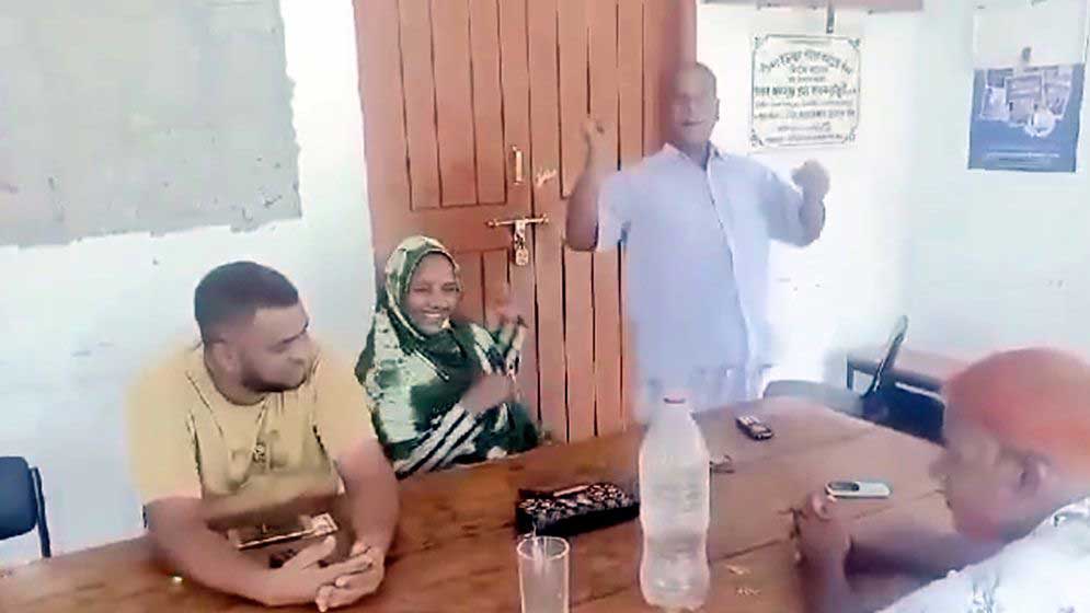 ইউপি কার্যালয়ে সদস্যদের নাচগানের ভিডিও ভাইরাল, তদন্তে প্রশাসন