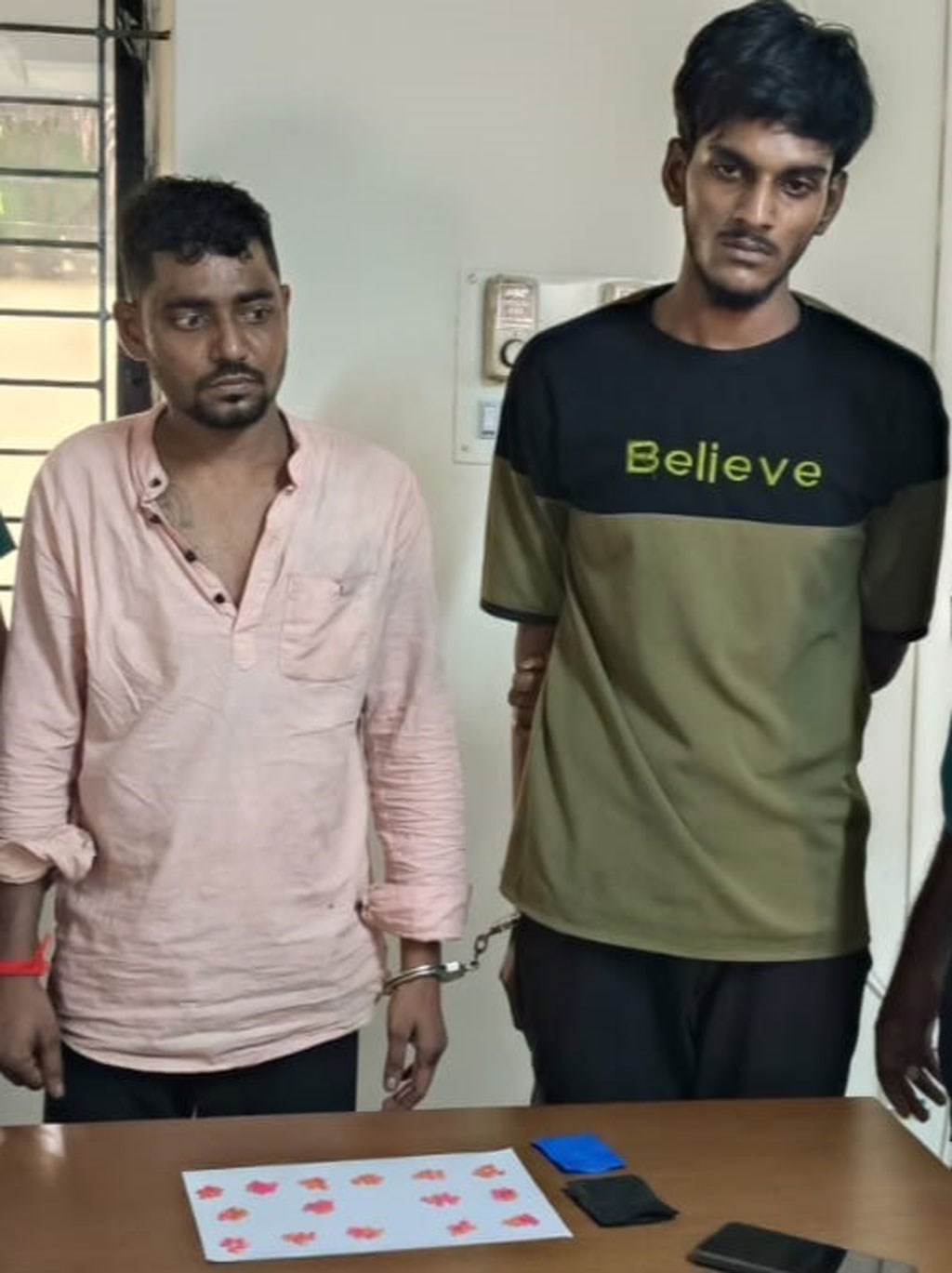 সিলেটে ১৫১ ইয়াবা বড়িসহ আটককৃতরা। ছবি: আজকের পত্রিকা