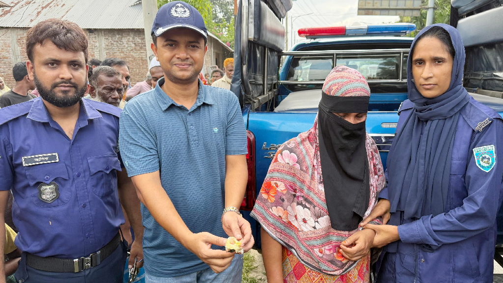 মুরগি বিক্রির পাশাপাশি মাদকের ব্যবসা করতেন নারী, পুলিশের হাতে আটক