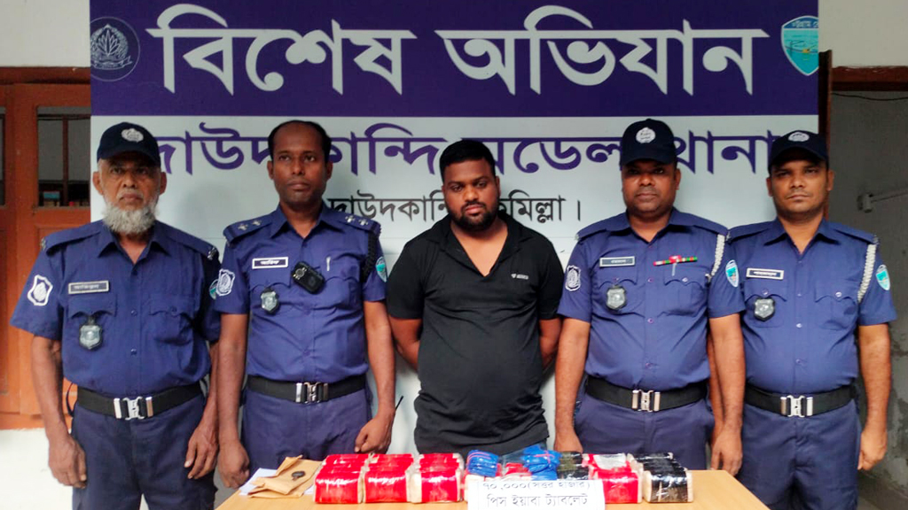 প্রাইভেট কারচালকের আসনের নিচ থেকে ৭০ হাজার পিস ইয়াবা উদ্ধার, চালক আটক