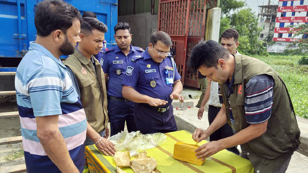 লবণ পরিবহনের আড়ালে পাচার হচ্ছিল ইয়াবা, আটক ৫