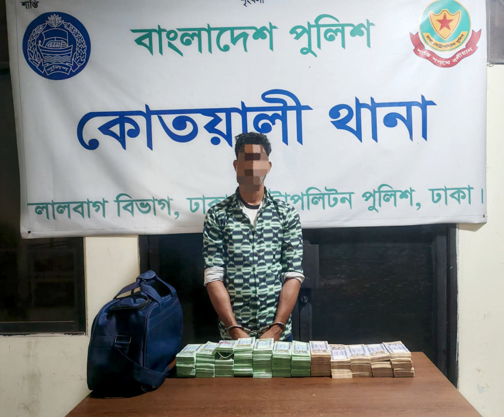 সদরঘাটে ৪০ লাখ টাকার জাল নোটসহ যুবক গ্রেপ্তার