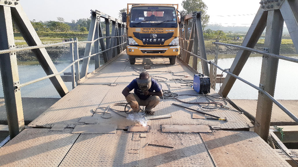 ২৭ ঘণ্টা পর সেই সেতু দিয়ে যান চলাচল শুরু