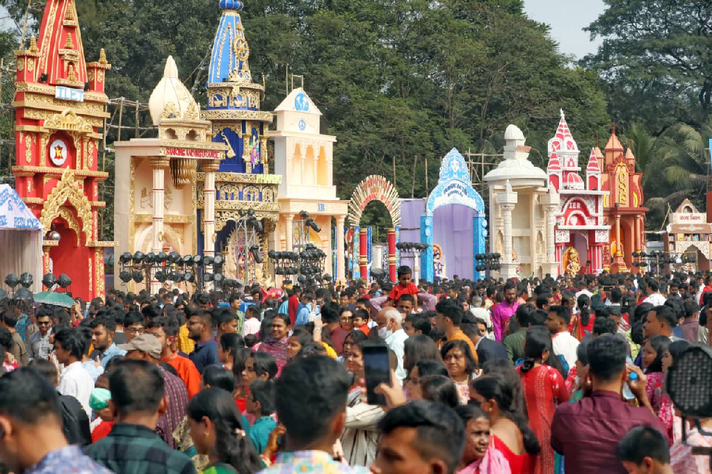 মণ্ডপে মণ্ডপে দেবী সরস্বতীর কাছে বিদ্যার আরাধনা