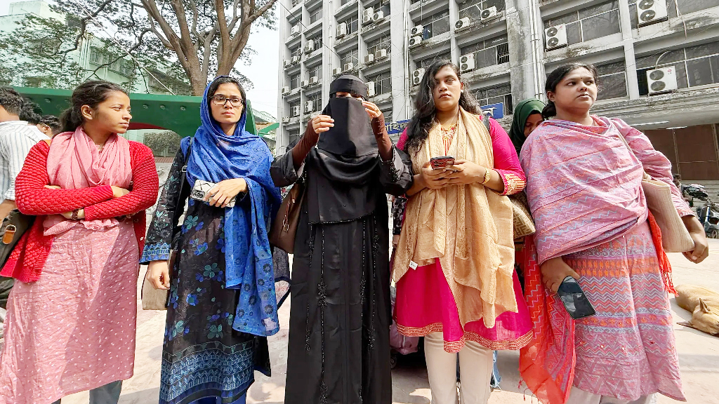 নারীদের নিয়ে জামায়াত আমিরের ‘মন্তব্য’, জবি শিক্ষার্থীদের বিক্ষোভ