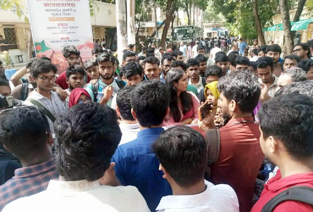 সহপাঠীর ওপর হামলার বিচার চেয়ে জবিতে বিক্ষোভ, প্রশাসনের বাধা