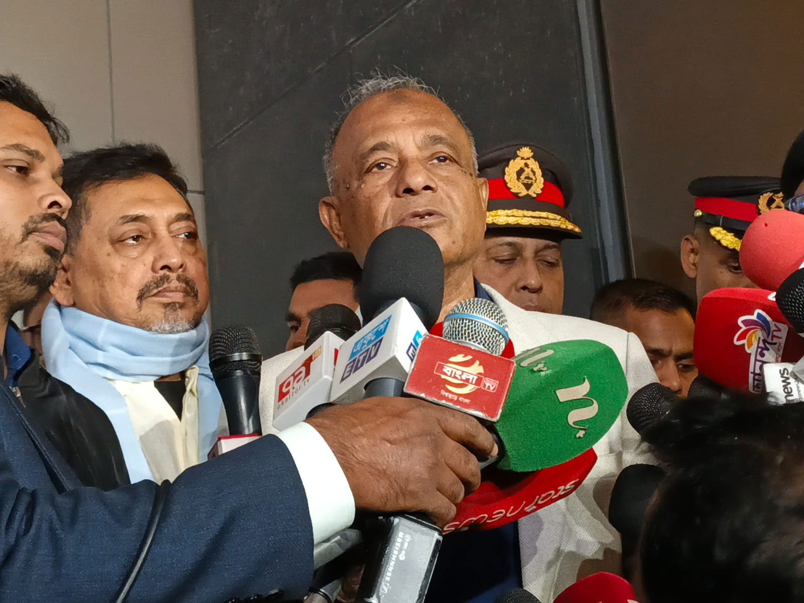 পিলখানায় বিজিবি সদর দপ্তরে অনুষ্ঠান শেষে সাংবাদিকদের সঙ্গে কথা বলেন স্বরাষ্ট্র উপদেষ্টা। ছবি: আজকের পত্রিকা